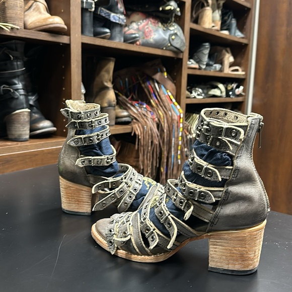 Cassandra by Freebird - Picture 2 of 5